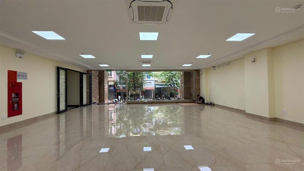 Cho thuê nhà nam trung yên 95m2, 4 tầng  lô góc  thang máy  40tr/th  kinh doanh đỉnh