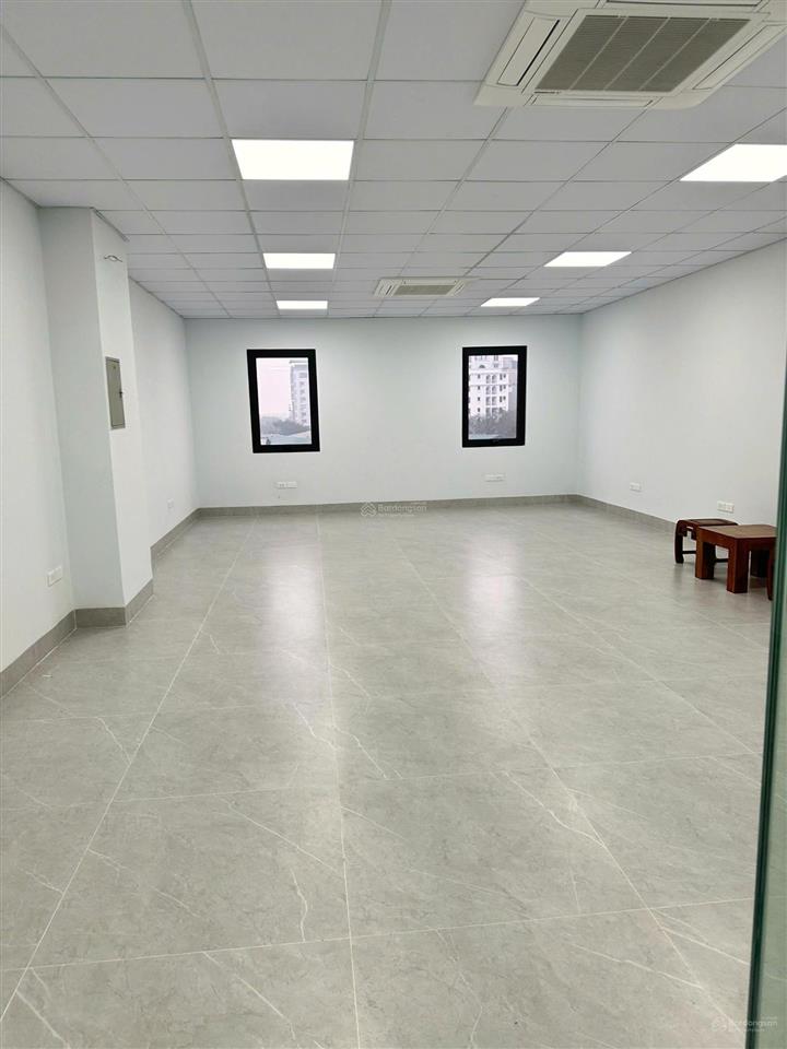 Cho thuê nhà nam trung yên 95m2, 4 tầng  lô góc  thang máy  40tr/th  kinh doanh đỉnh