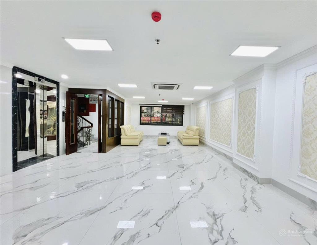 Cho thuê nhà mặt phố nguyễn văn huyên  cầu giấy 90m2 6 tầng, thang máy, mt khủng, kd đỉnh, 65tr
