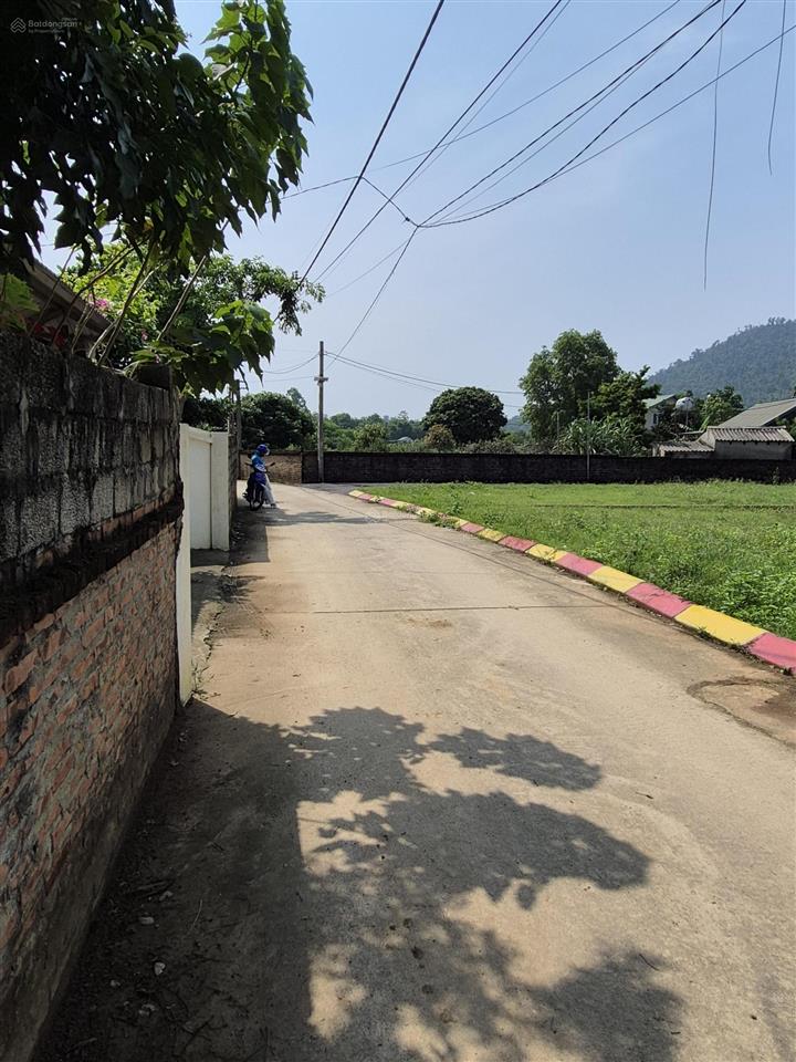 Hơn 2 tỷ đất hòa lạc  đầu tư an toàn  bền vững. vài trăm mét ra ql21 mở rộng 80m.