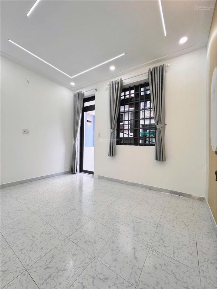 Nhà 2 tầng  4x10m  nhỉnh 4 tỷ  sát ngã tư bốn xã  hxh  bình hưng hoà