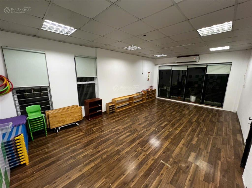 Cho thuê biệt thự tây nam linh đàm 180m2 đất, xây 100m2 x 4 tầng, phù hợp làm văn phòng, mầm non
