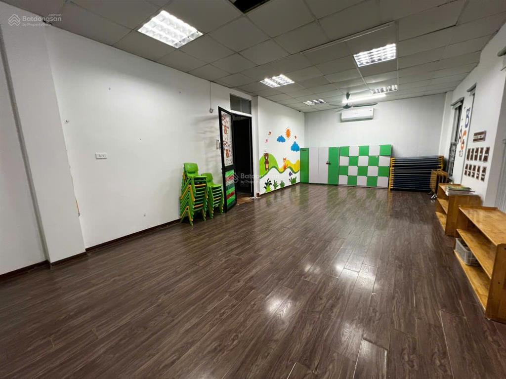 Cho thuê biệt thự tây nam linh đàm 180m2 đất, xây 100m2 x 4 tầng, phù hợp làm văn phòng, mầm non