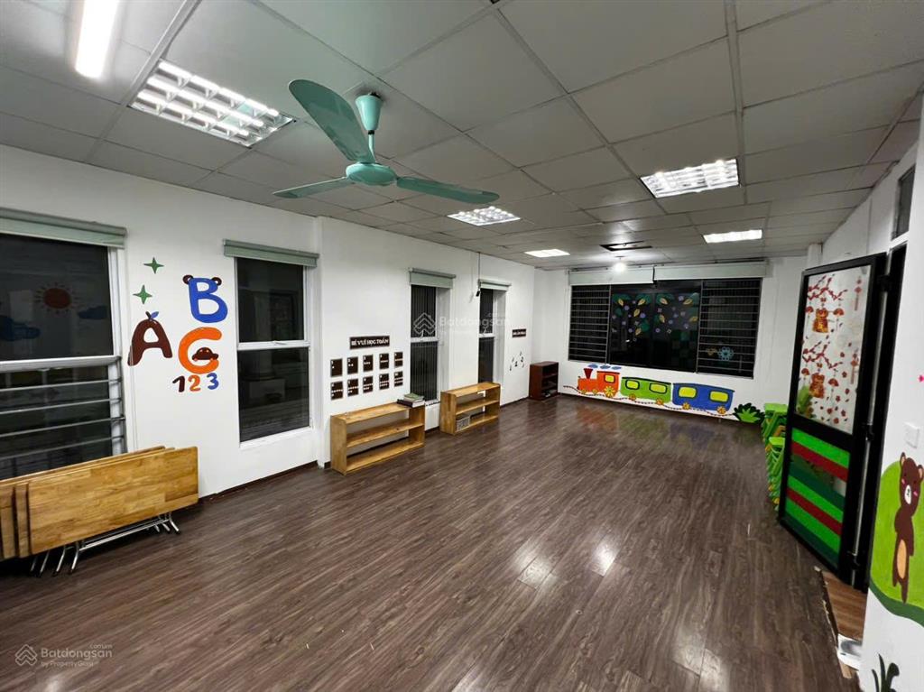 Cho thuê biệt thự tây nam linh đàm 180m2 đất, xây 100m2 x 4 tầng, phù hợp làm văn phòng, mầm non