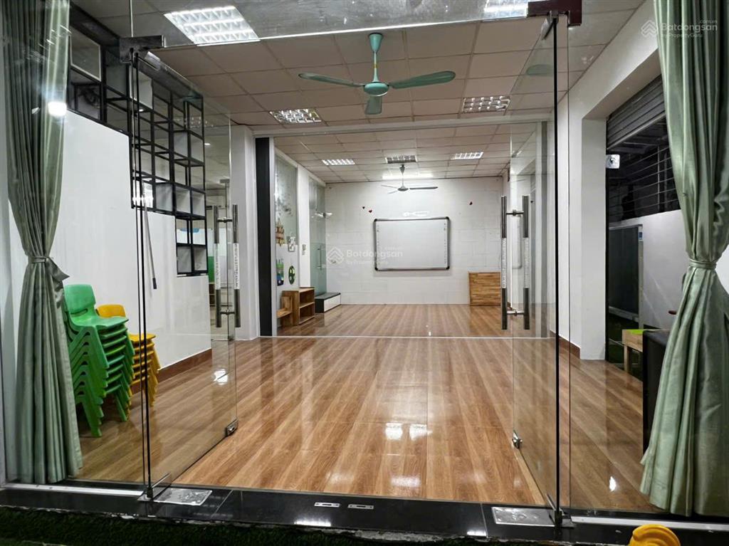 Cho thuê biệt thự tây nam linh đàm 180m2 đất, xây 100m2 x 4 tầng, phù hợp làm văn phòng, mầm non
