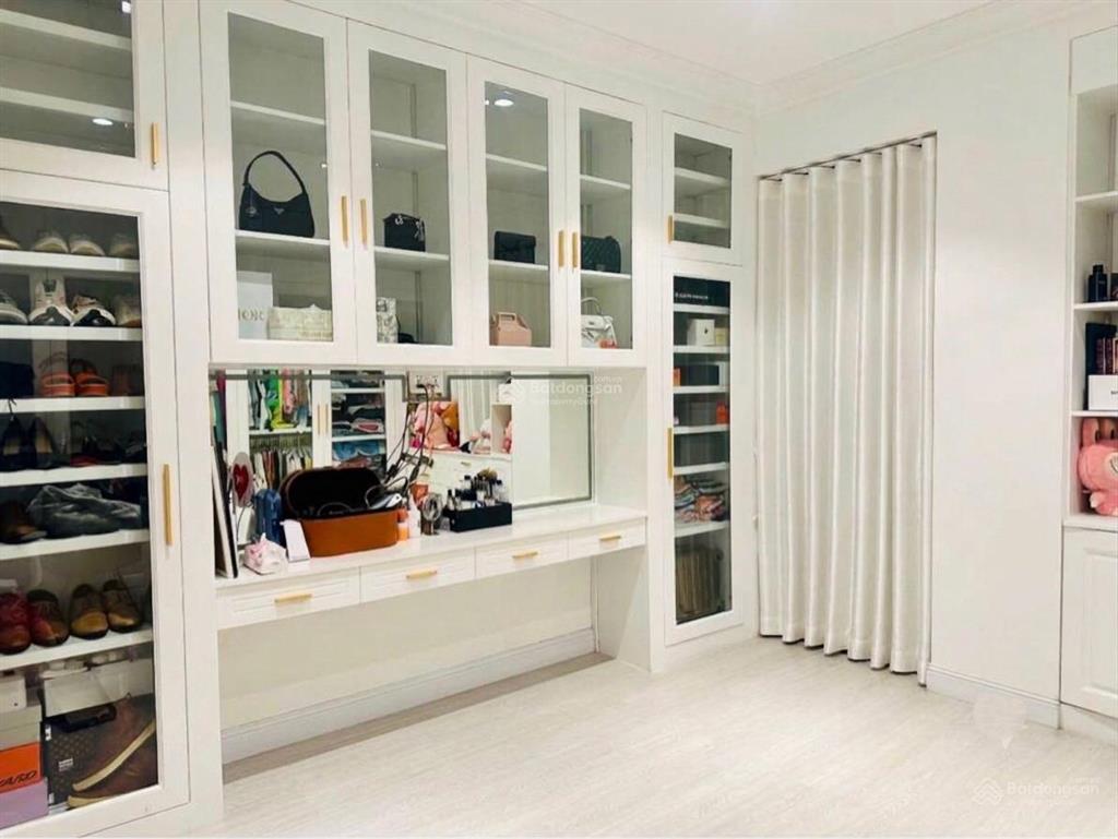Nhà vượng khí 5 tầng lầu, full đủ tiện nghi, kết cấu vững chãi. sát bên vincom nam long.