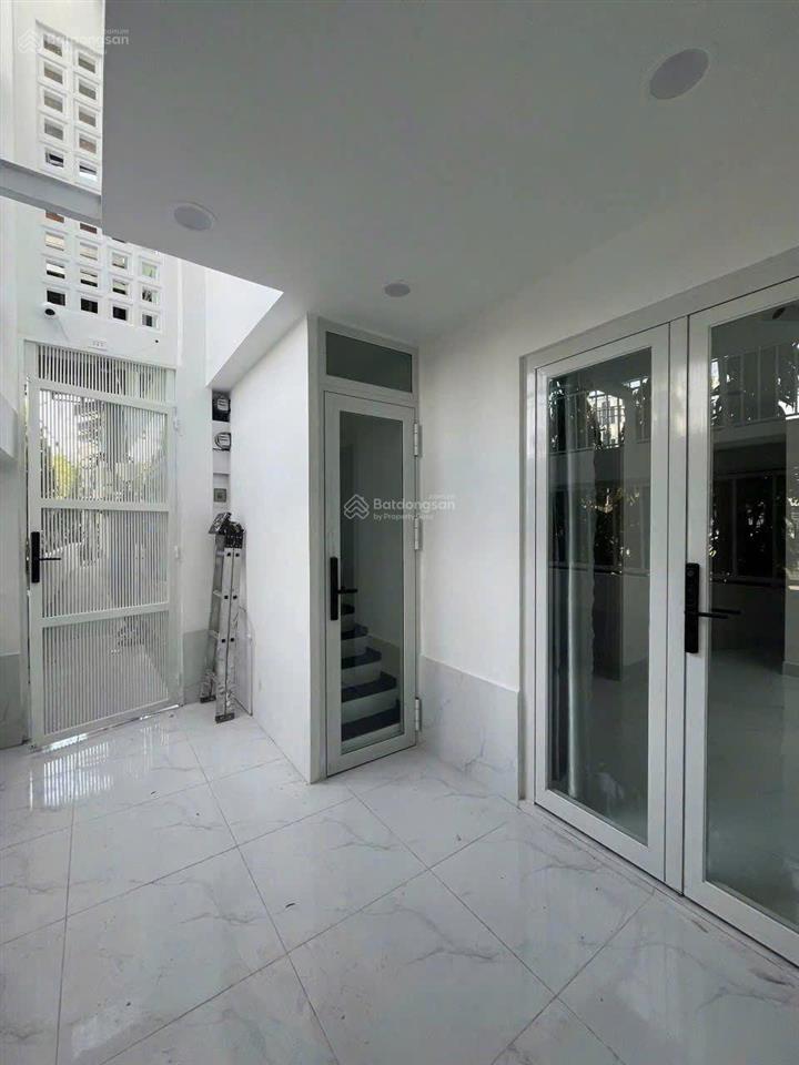2pn 1wc nhà mới khai trương cực xinh, giá cực tốt, lại còn ngay trung tâm, tiện qua q4, q1, kcx