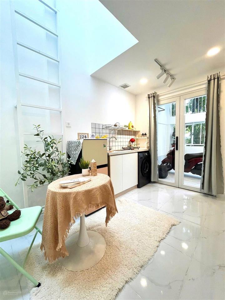 2pn 1wc nhà mới khai trương cực xinh, giá cực tốt, lại còn ngay trung tâm, tiện qua q4, q1, kcx