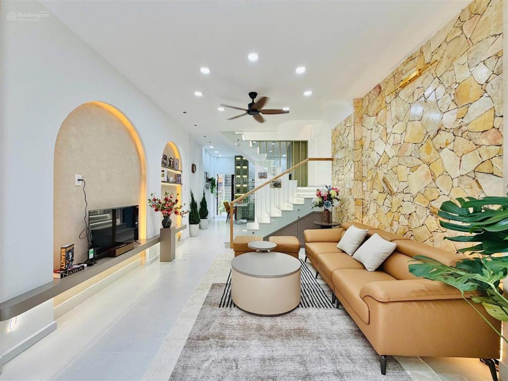 Chỉ duy nhất tại đây giá nhà cực tốt chỉ 2 tỷ, ngay tại nguyễn đình chiểu, p4, phú nhuận,4pn,3 tầng