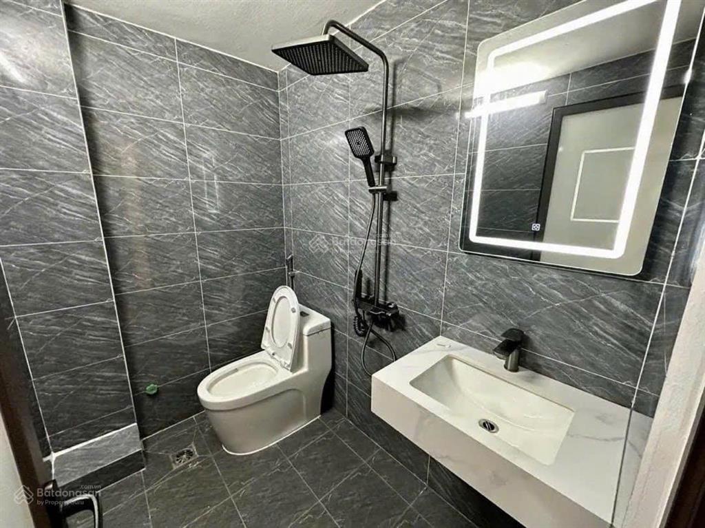 Bán nhà đẹp ở ngay  34m2  20m ra ôtô tránh  sát hồ điều hoà  đường  trường  chợ  trạm đủ cả