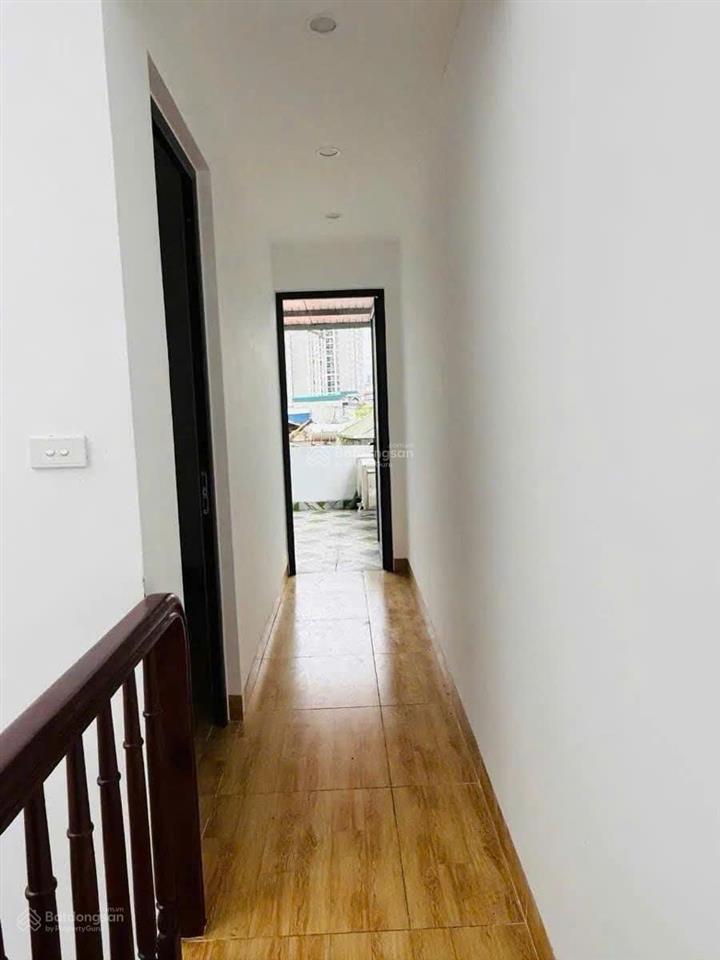 Bán nhà đẹp ở ngay  34m2  20m ra ôtô tránh  sát hồ điều hoà  đường  trường  chợ  trạm đủ cả