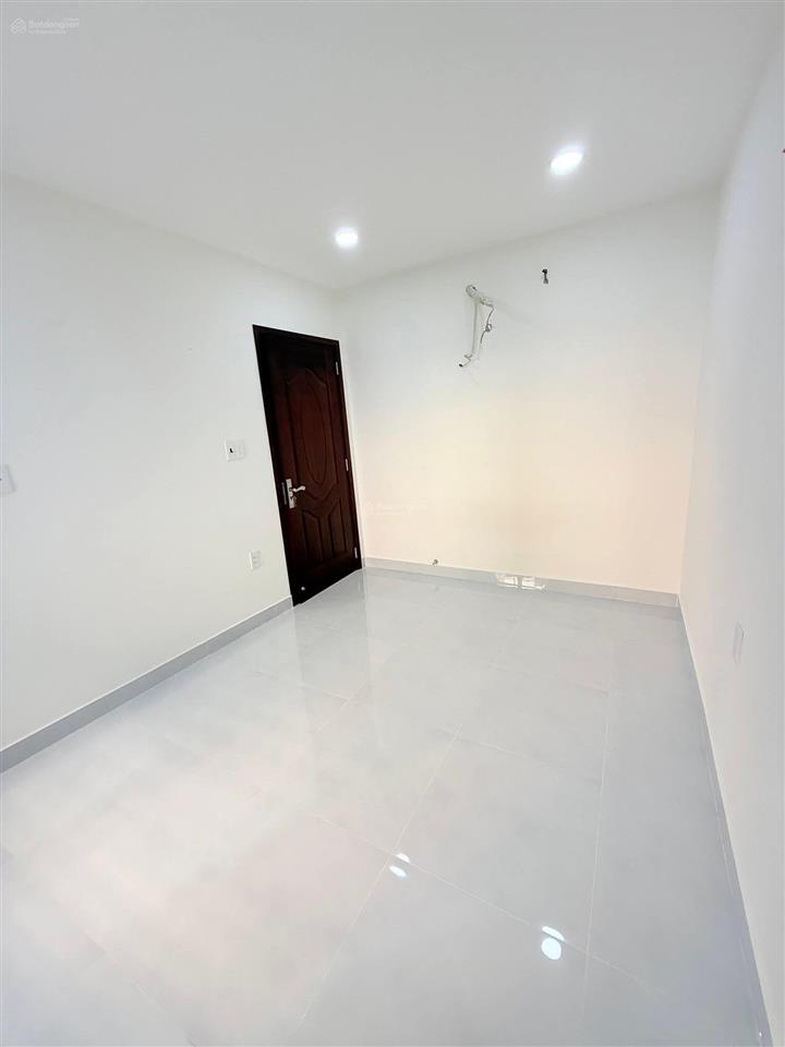 4.3 tỷ
 nhất chi mai p13 tb
 1/ hẻm 3m.  nhà 2 tầng (4*9) 2pnnở hậu 4.5m
 dtcn 37m2
 nguyên