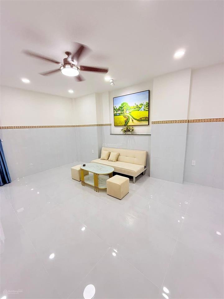 4.3 tỷ
 nhất chi mai p13 tb
 1/ hẻm 3m.  nhà 2 tầng (4*9) 2pnnở hậu 4.5m
 dtcn 37m2
 nguyên