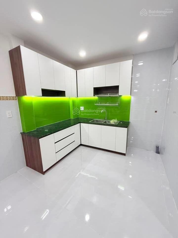 4.3 tỷ
 nhất chi mai p13 tb
 1/ hẻm 3m.  nhà 2 tầng (4*9) 2pnnở hậu 4.5m
 dtcn 37m2
 nguyên