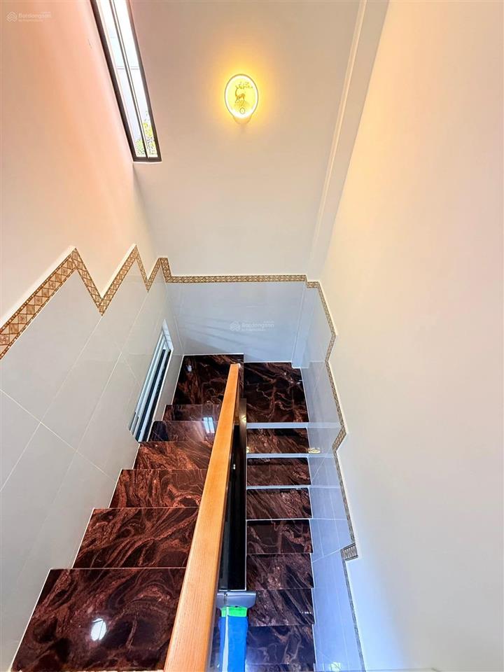 4.3 tỷ
 nhất chi mai p13 tb
 1/ hẻm 3m.  nhà 2 tầng (4*9) 2pnnở hậu 4.5m
 dtcn 37m2
 nguyên