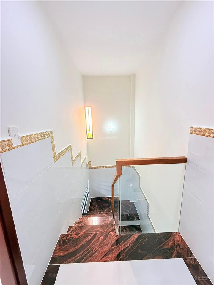 4.3 tỷ
 nhất chi mai p13 tb
 1/ hẻm 3m.  nhà 2 tầng (4*9) 2pnnở hậu 4.5m
 dtcn 37m2
 nguyên