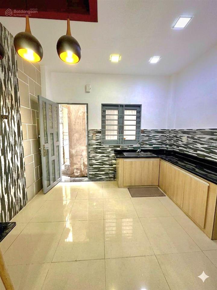 Nhà 2 mặt hẻm thoáng mát  hxh  cách mặt tiền chỉ 1 căn  thích hợp ở hoặc cho thuê