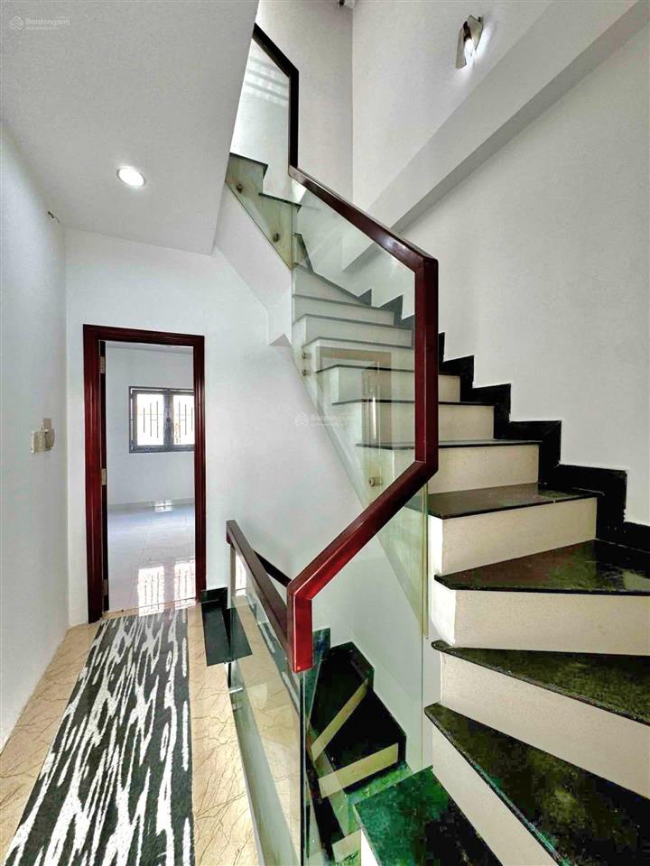 Nhà 2 mặt hẻm thoáng mát  hxh  cách mặt tiền chỉ 1 căn  thích hợp ở hoặc cho thuê