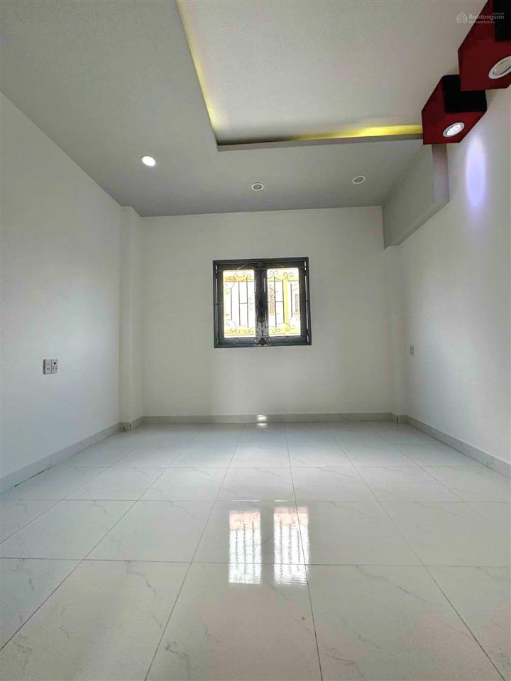 Nhà 2 mặt hẻm thoáng mát  hxh  cách mặt tiền chỉ 1 căn  thích hợp ở hoặc cho thuê