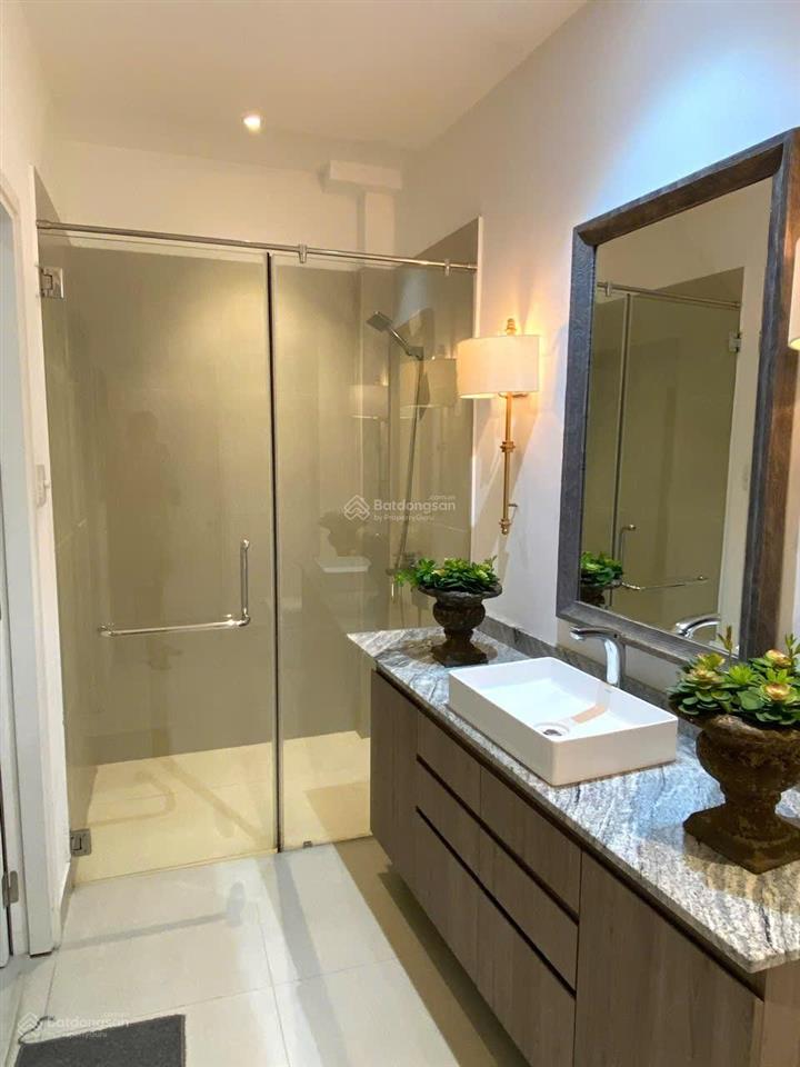 Cho thuê căn hộ tách bếp  ban công rộng  mới 100%  nằm tại khánh hội quận 1  ngay cầu ông lãnh