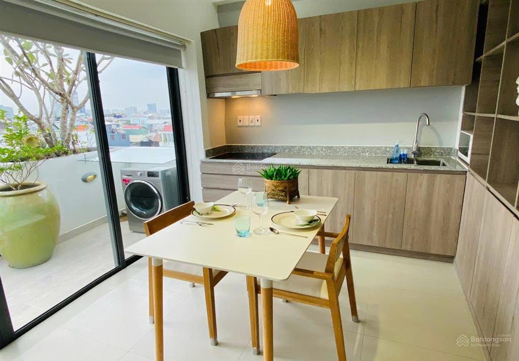 Cho thuê căn hộ tách bếp  ban công rộng  mới 100%  nằm tại khánh hội quận 1  ngay cầu ông lãnh