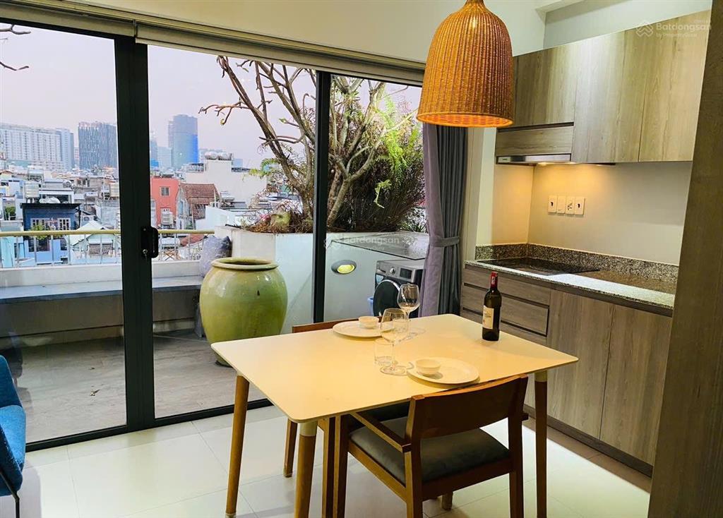 Cho thuê căn hộ tách bếp  ban công rộng  mới 100%  nằm tại khánh hội quận 1  ngay cầu ông lãnh