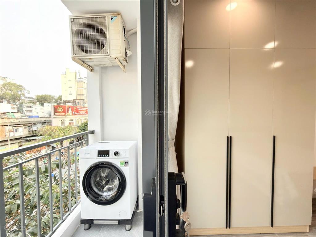 Cho thuê căn hộ 1pn ban công  mới 100%  mặt tiền nguyễn văn cừ quận 5  gần đh sư phạm, sát q1
