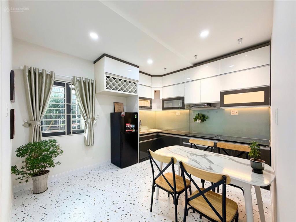 Cho thuê hộ 2pn ban công, tách bếp 50m2 tô hiến thành quận 10, gần vạn hạnh mall, thành thái, svh