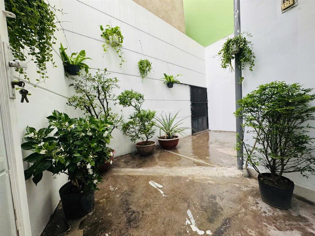 Cho thuê căn hộ 1pn mới 100% sân rộng tách bếp  đường trần quang diệu quận 3, gần bờ kè, lê văn sỹ