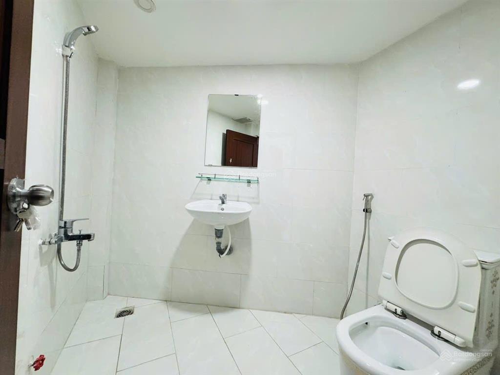 Cho thuê căn hộ 1pn mới 100% sân rộng tách bếp  đường trần quang diệu quận 3, gần bờ kè, lê văn sỹ