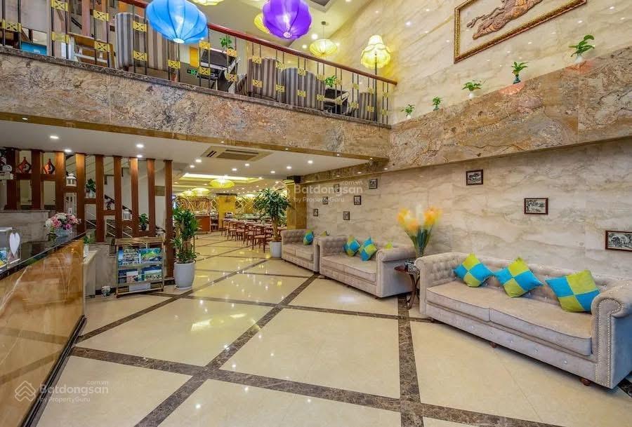 Bán khách sạn ba đình 206m2, 12 tầng view hồ trúc bạch dòng tiền 5.5 tỷ/năm  sky bar cực đẹp