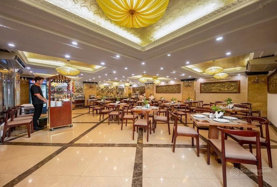 Bán khách sạn ba đình 206m2, 12 tầng view hồ trúc bạch dòng tiền 5.5 tỷ/năm  sky bar cực đẹp