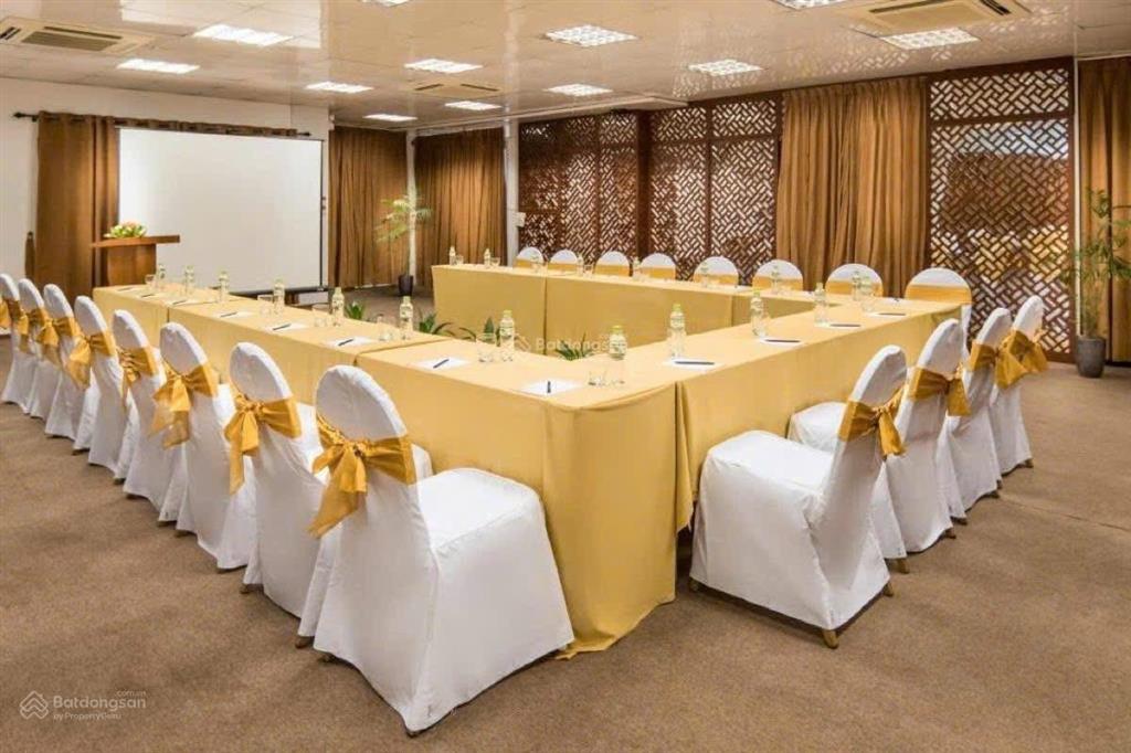 Bán khách sạn ba đình 206m2, 12 tầng view hồ trúc bạch dòng tiền 5.5 tỷ/năm  sky bar cực đẹp
