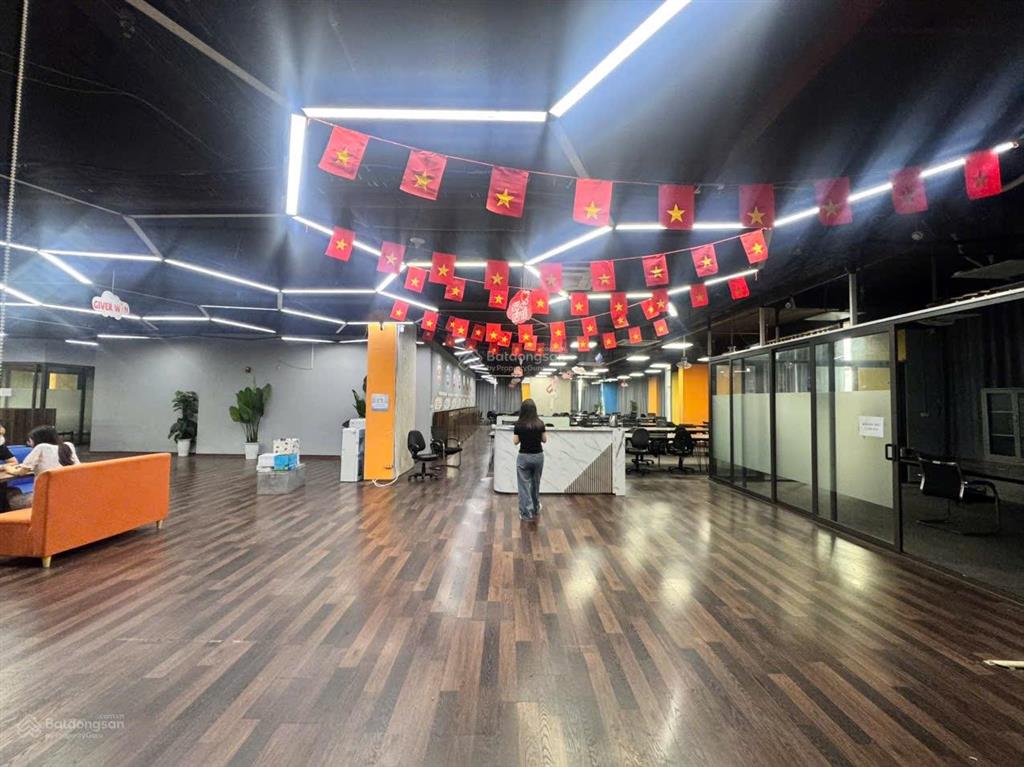 Cần bán gấp sàn văn phòng tầng 2 chung cư lê văn lương 850m2 chỉ 43 tr/m2 ~ 36.5 tỷ, giá cực tốt.