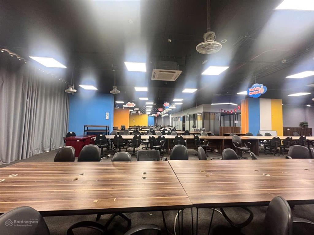 Cần bán gấp sàn văn phòng tầng 2 chung cư lê văn lương 850m2 chỉ 43 tr/m2 ~ 36.5 tỷ, giá cực tốt.