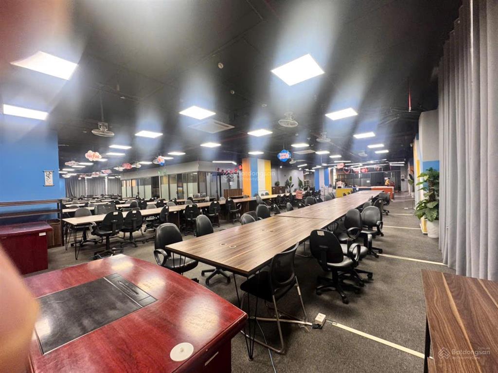 Cần bán gấp sàn văn phòng tầng 2 chung cư lê văn lương 850m2 chỉ 43 tr/m2 ~ 36.5 tỷ, giá cực tốt.