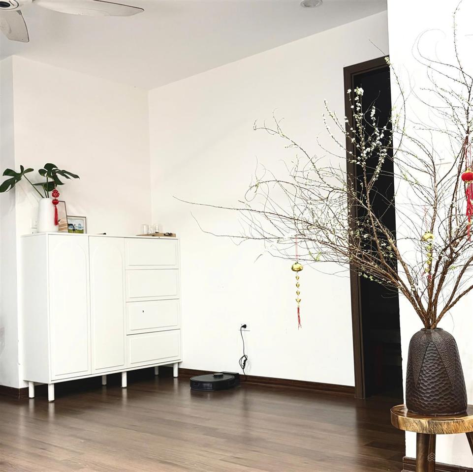 Giảm ngay 200 tr bán gấp căn 2pn 69,9m2 toà thăng long capital, full nội thất hướng đông