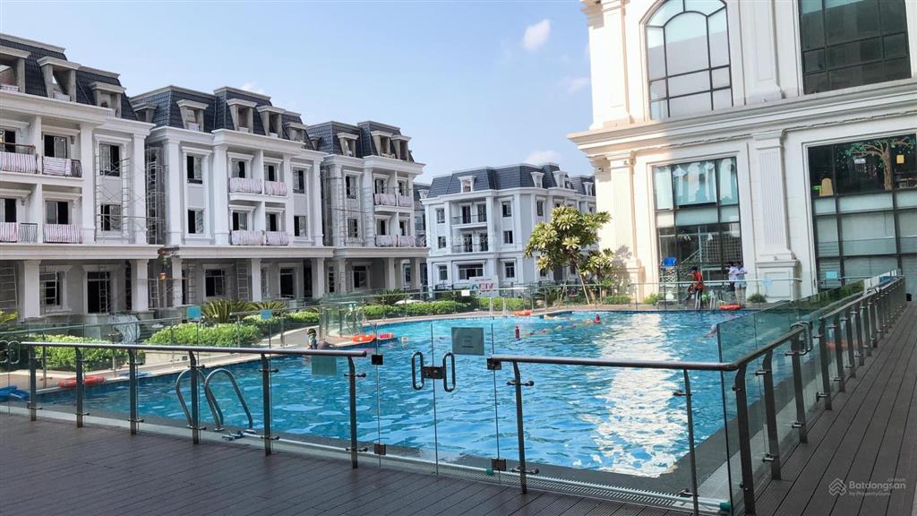 Cần bán căn hộ 2pn 2vs tầng đẹp view s hồng, cầu nhật tân ( ko tâm linh). sẵn sổ. dt 82m2/8,x tỷ bp
