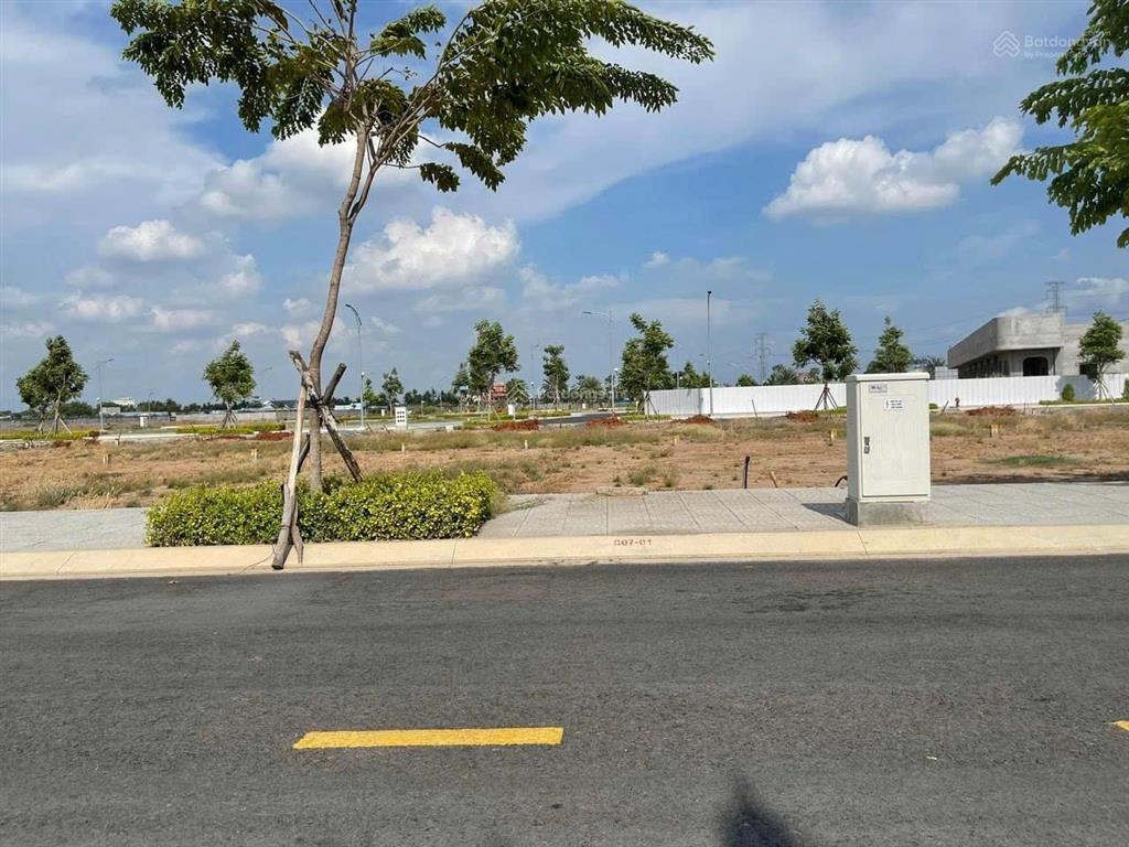 Chỉ 1tỷ3/100m2 sở hữu ngay đất nằm mặt tiền phùng hưng cách sân bay 5km,full thổ cư, sổ sẵn