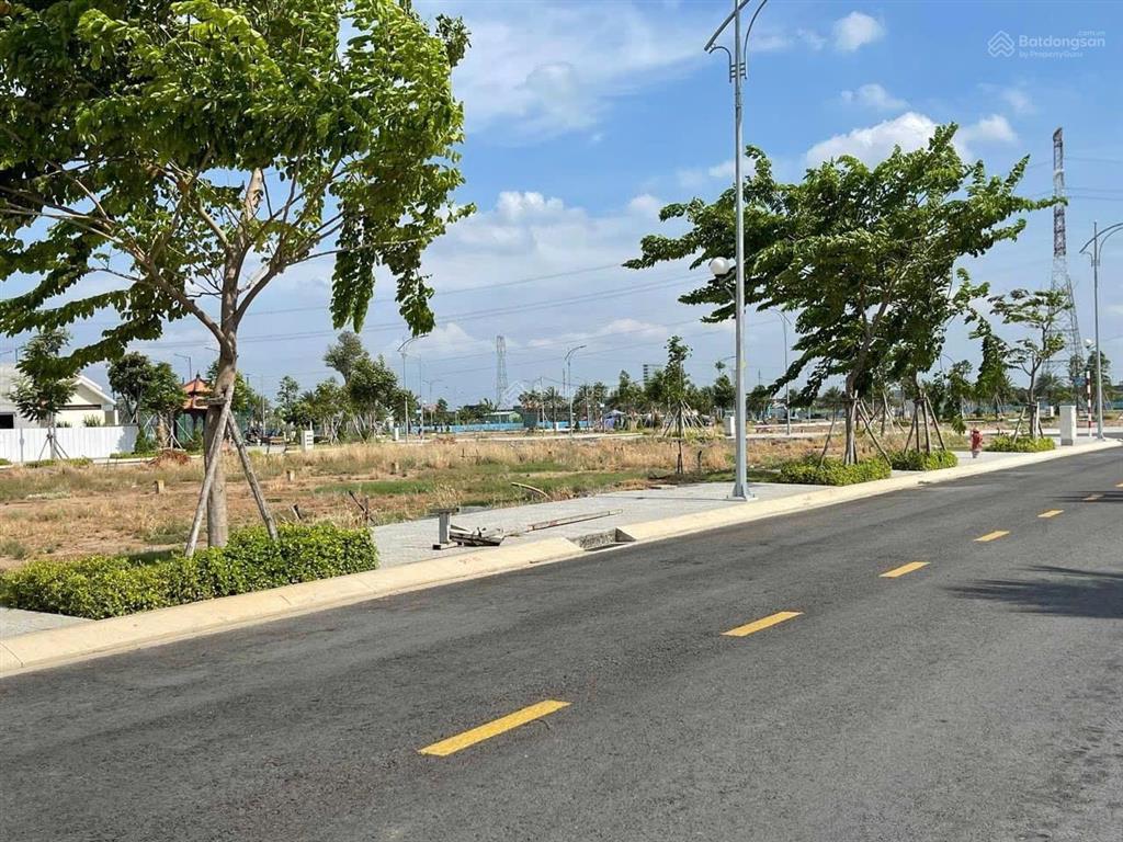 Chỉ 1tỷ3/100m2 sở hữu ngay đất nằm mặt tiền phùng hưng cách sân bay 5km,full thổ cư, sổ sẵn