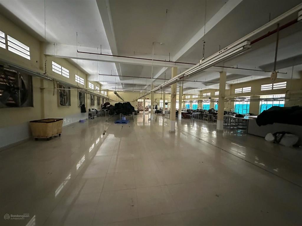 Cho thuê 2.800m2 dtsd,q tân bình,trần cao 4,5m,pccc đầy đủ,ko giới hanh ngành nghề,tl chính chủ