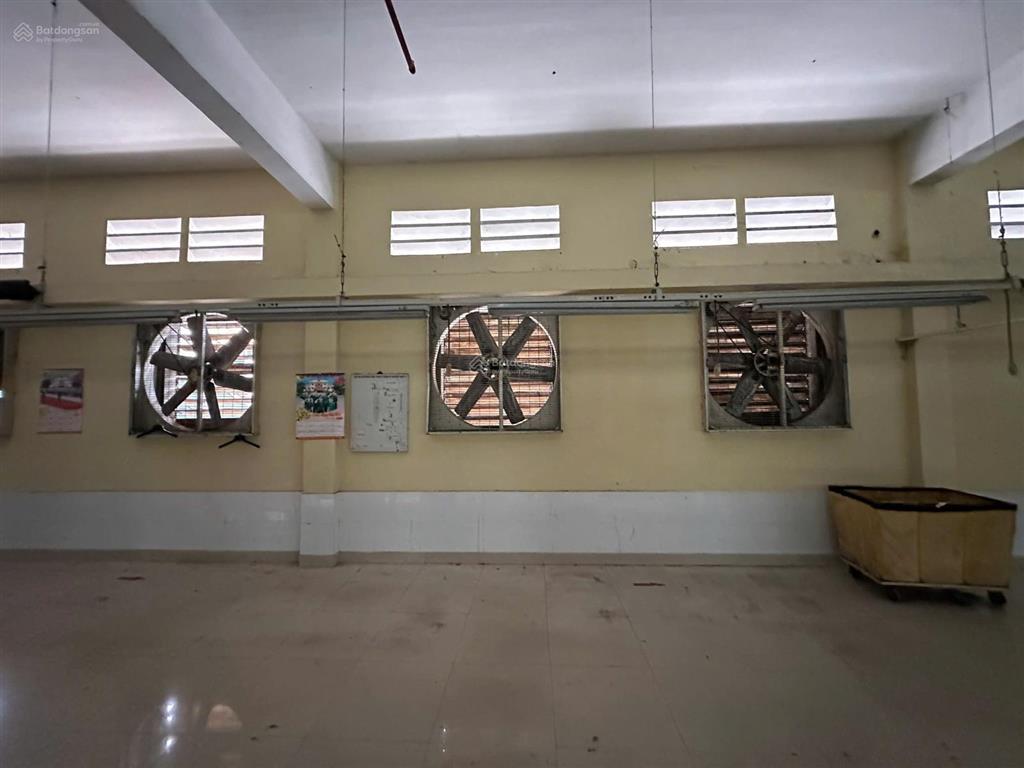 Cho thuê 2.800m2 dtsd,q tân bình,trần cao 4,5m,pccc đầy đủ,ko giới hanh ngành nghề,tl chính chủ