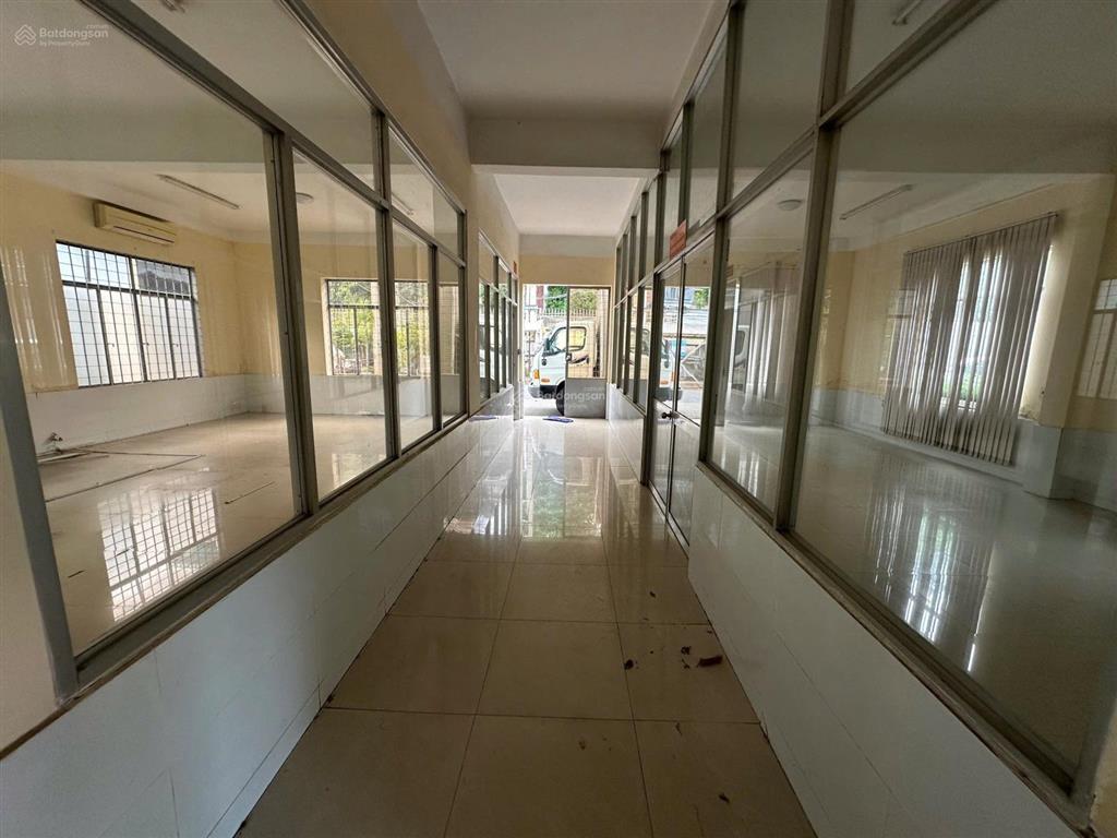 Cho thuê 2.800m2 dtsd,q tân bình,trần cao 4,5m,pccc đầy đủ,ko giới hanh ngành nghề,tl chính chủ