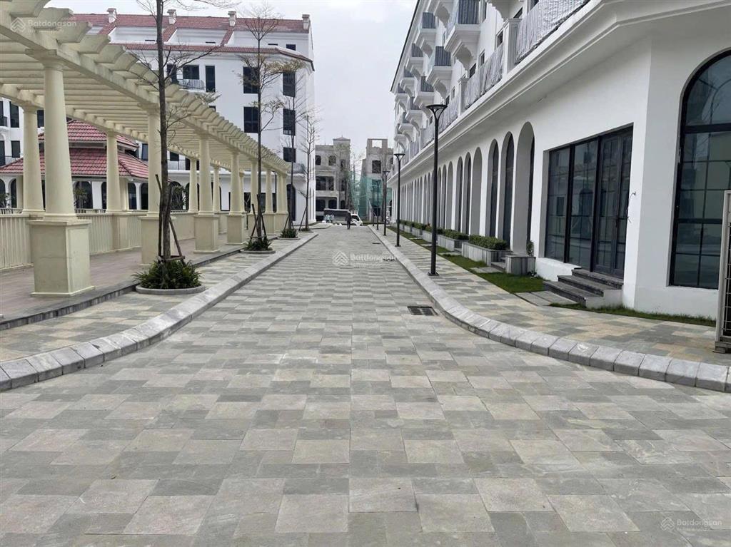 Bán liền kề hướng nam mặt ngoài đường chính sunshine golden river  ciputra. dt 98.5m2 sẵn sổ đỏ