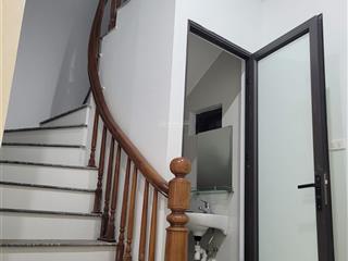 Cho thuê nhà 3 tầng 180m2 mặt đường đông mỹ. có thang máy. điều hoà, nóng lạnh đầy đủ