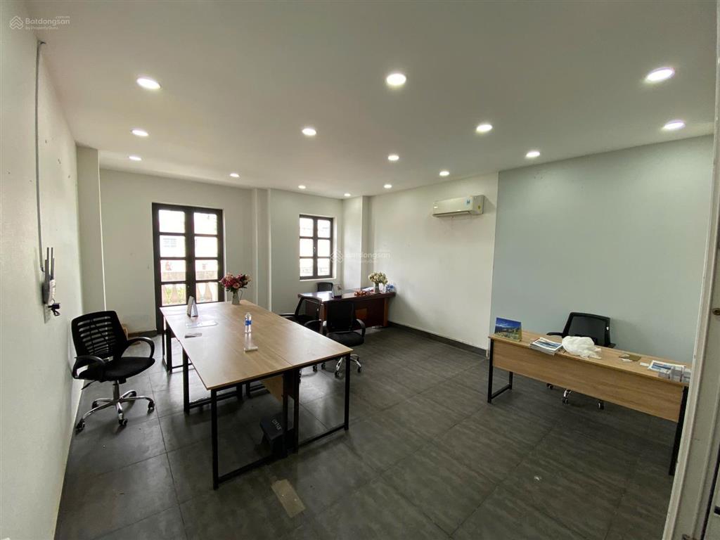 Văn phòng ban công, thang máy, full bàn ghế, 60m2, giá chỉ 7,5 triệu, có bảo vệ 24/24