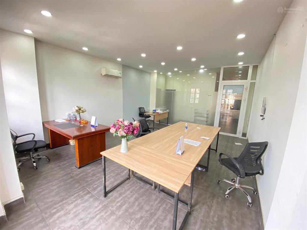 Văn phòng ban công, thang máy, full bàn ghế, 60m2, giá chỉ 7,5 triệu, có bảo vệ 24/24