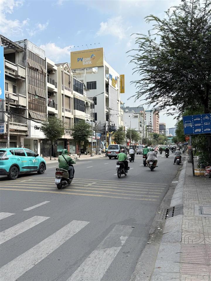 Bán nhà 3 tầng, 5pn (có pn tầng trệt) hẻm xe tải lê văn sỹ  quận phú nhuận giá 9 tỷ