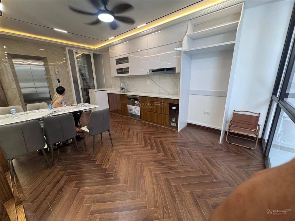 Siêu phẩm lò đúc 7 tầng thang máy  tặng nội thất tiền tỉ hai bà trưng
dt 42m, mt3.8m giá 19.5 tỷ