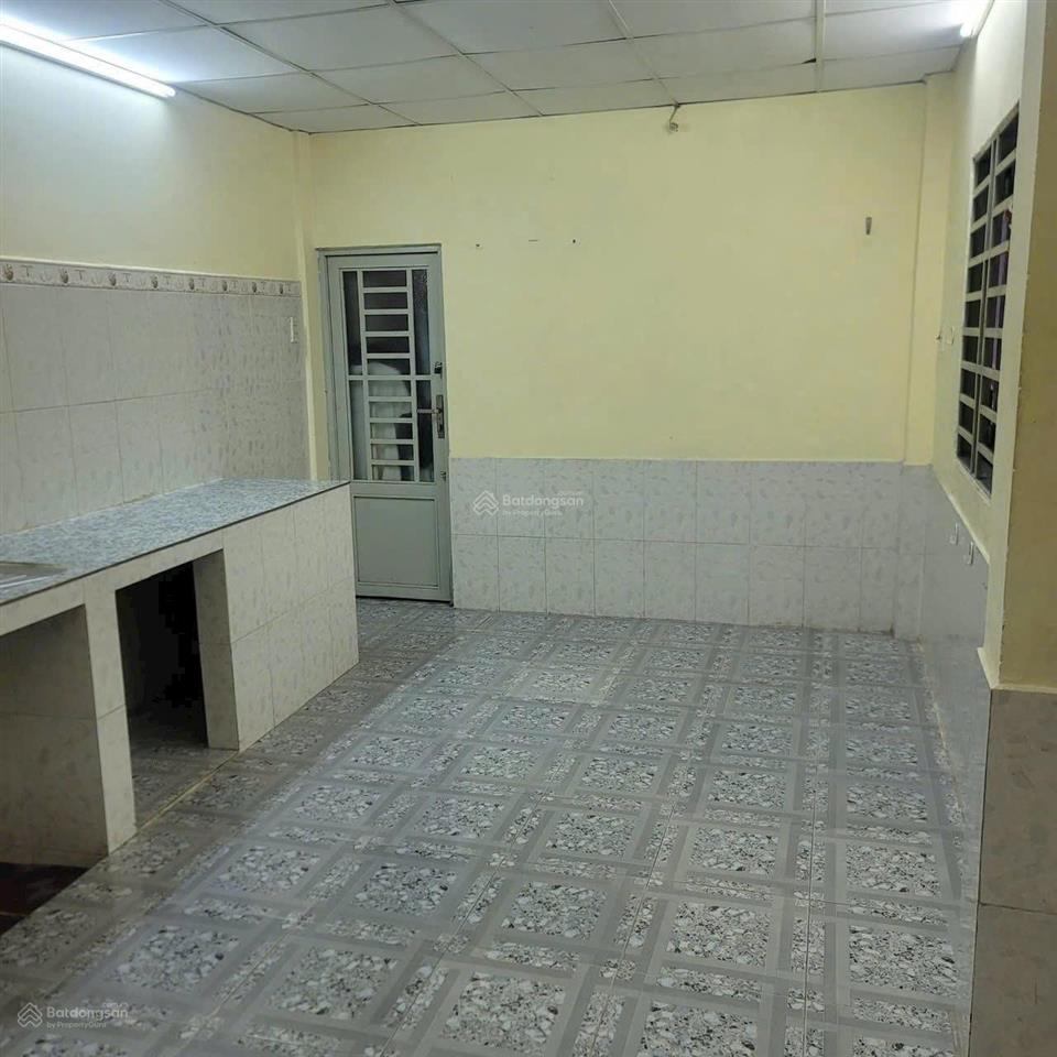 Cách 1 căn là ra mặt tiền thạch lam, 67m2 vuông vức, dòng tiền 240tr/tháng, nhỉnh 6 tỷ xíu
